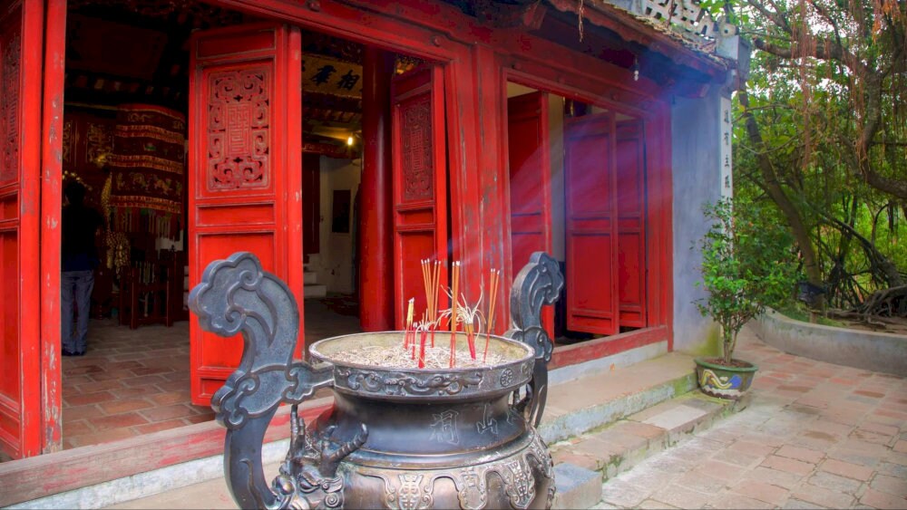 Pilgrims can burn incense at the incense burner and pray for peace and luck for themselves and their families